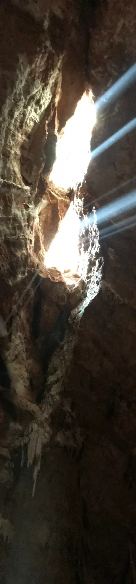 מערת קשת, אפריל 2018
